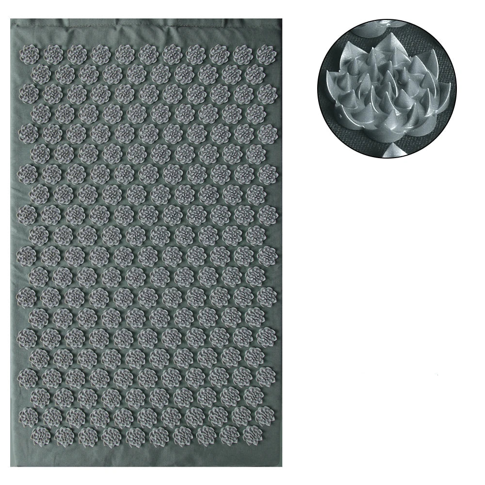 Tapis d’acupression gris vu de dessus, avec le détail d’une fleur de picots