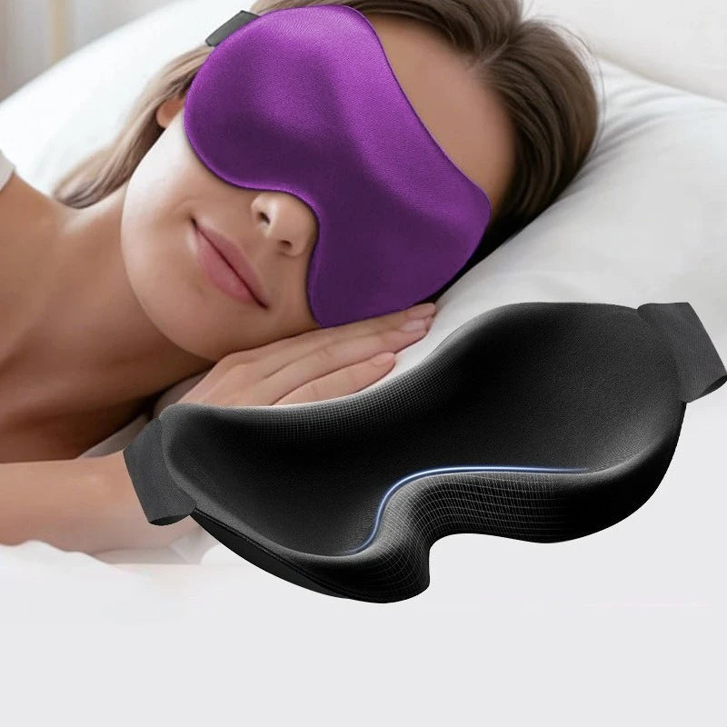Femme qui dort avec le masque de nuit 3D Essentiel violet, et vue de l’intérieur du masque